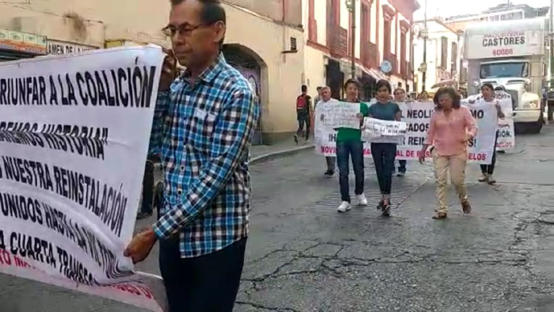 Marchan profesores para exigir reinstalación