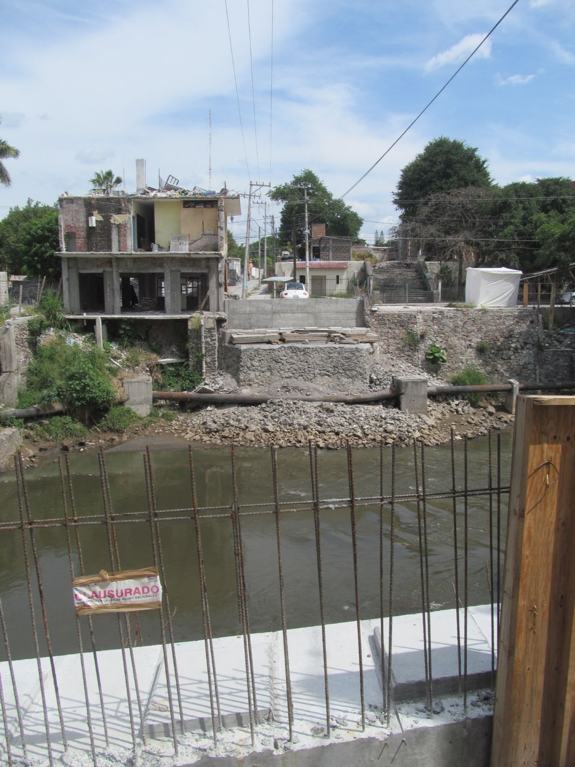 Demandan terminar reconstrucción de puente vehicular en Jojutla
