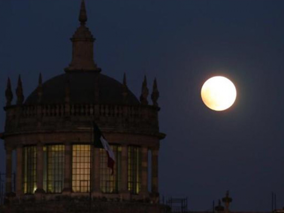 Imágenes de la superluna de sangre vista desde México y el mundo