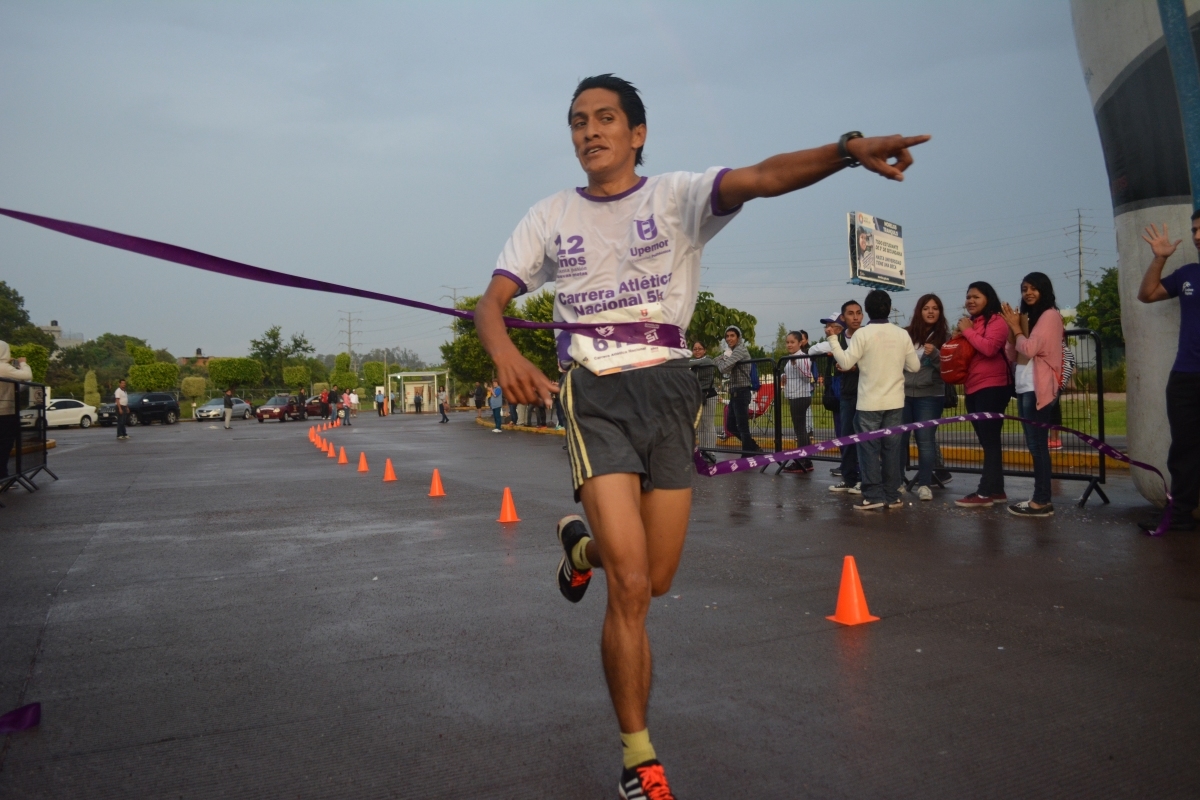 ¡Dominan carrera!