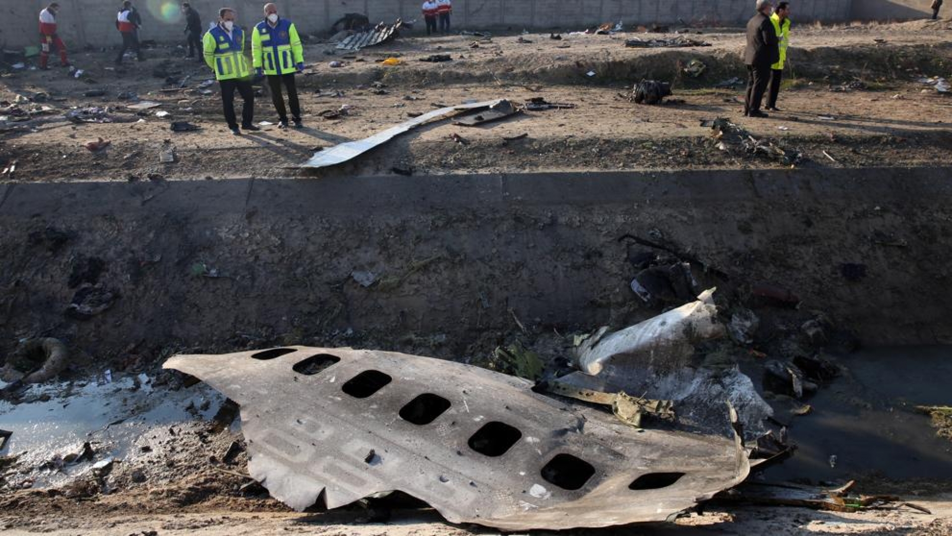 Irán encuentra cajas negras del avión que se estrelló y descarta entregárselas a EU o Boeing