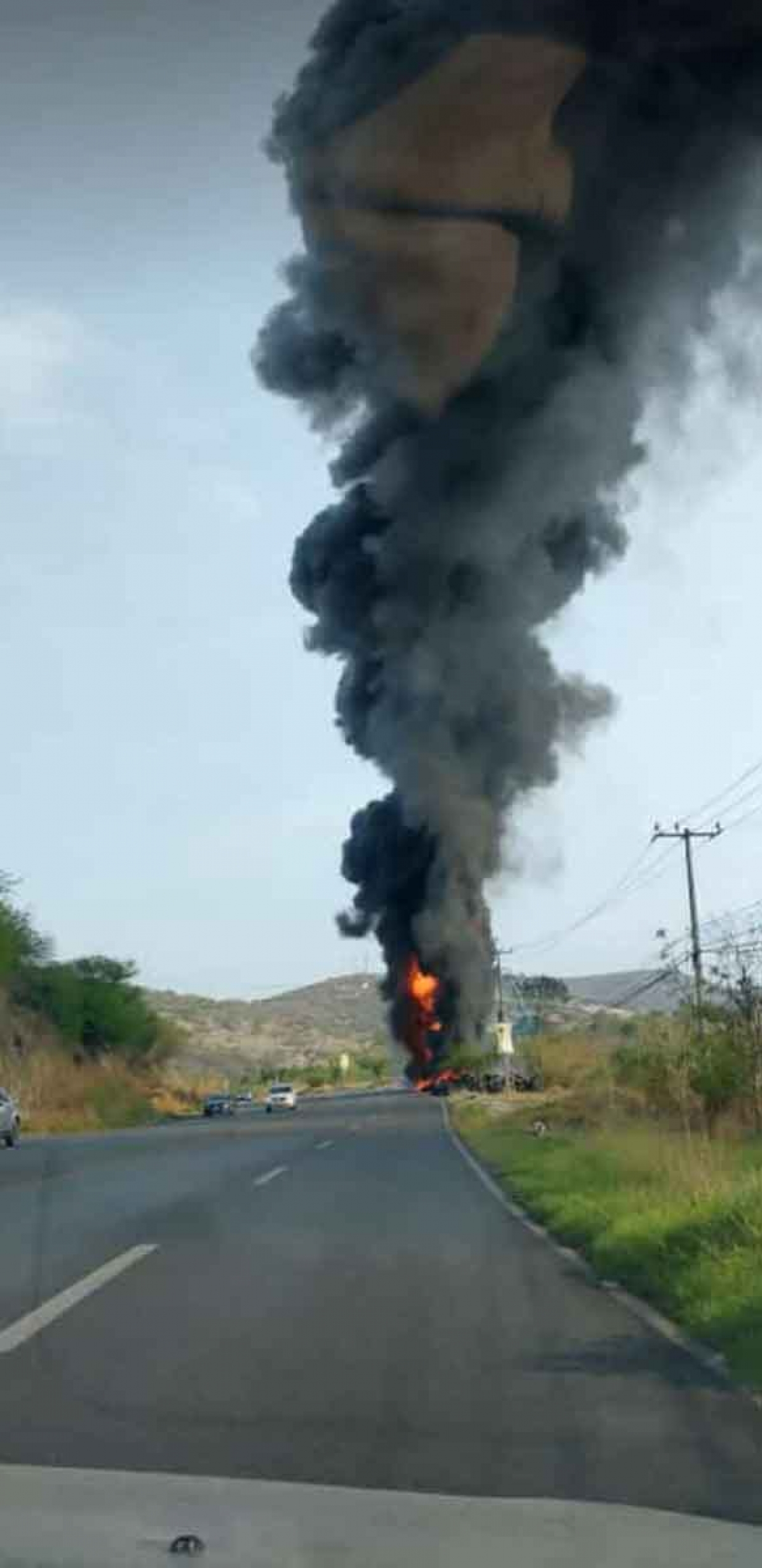 Se queman llantas y provocan humareda en Zacatepec