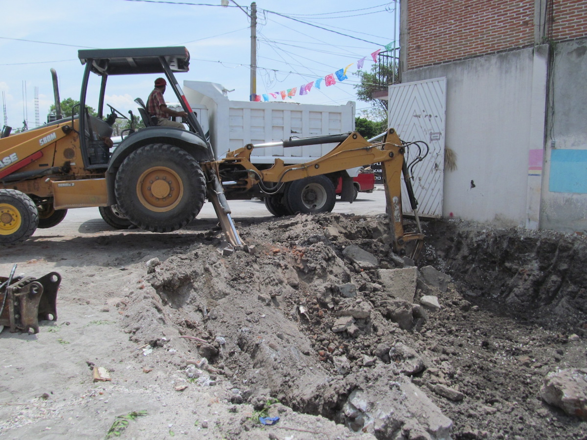 Damnificada demuele la casa que le donó una fundación