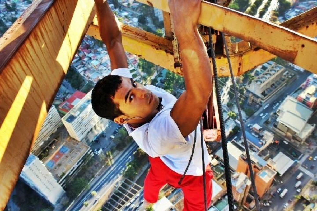 El venezolano que desafía la ley y las alturas