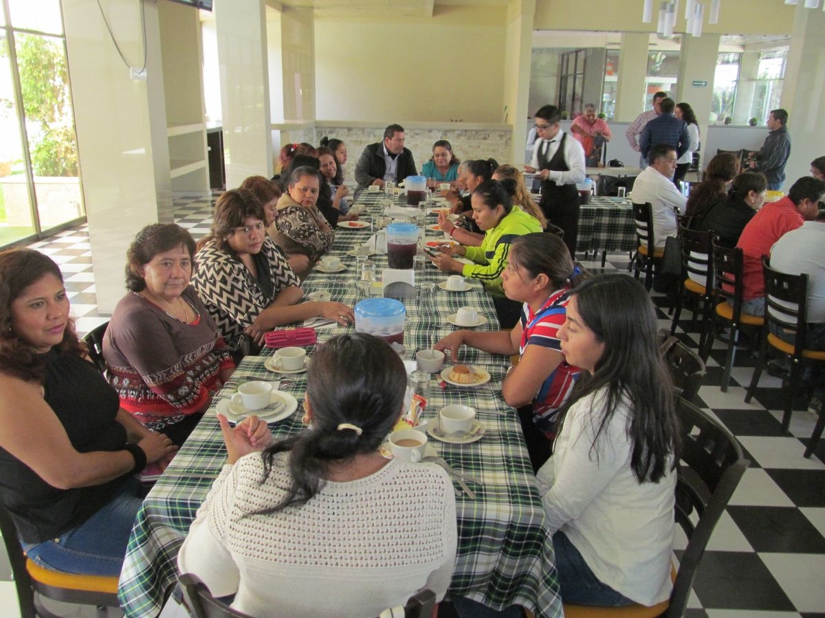 Capacitan a mujeres para vigilar el uso de recursos en la reconstrucción de casas