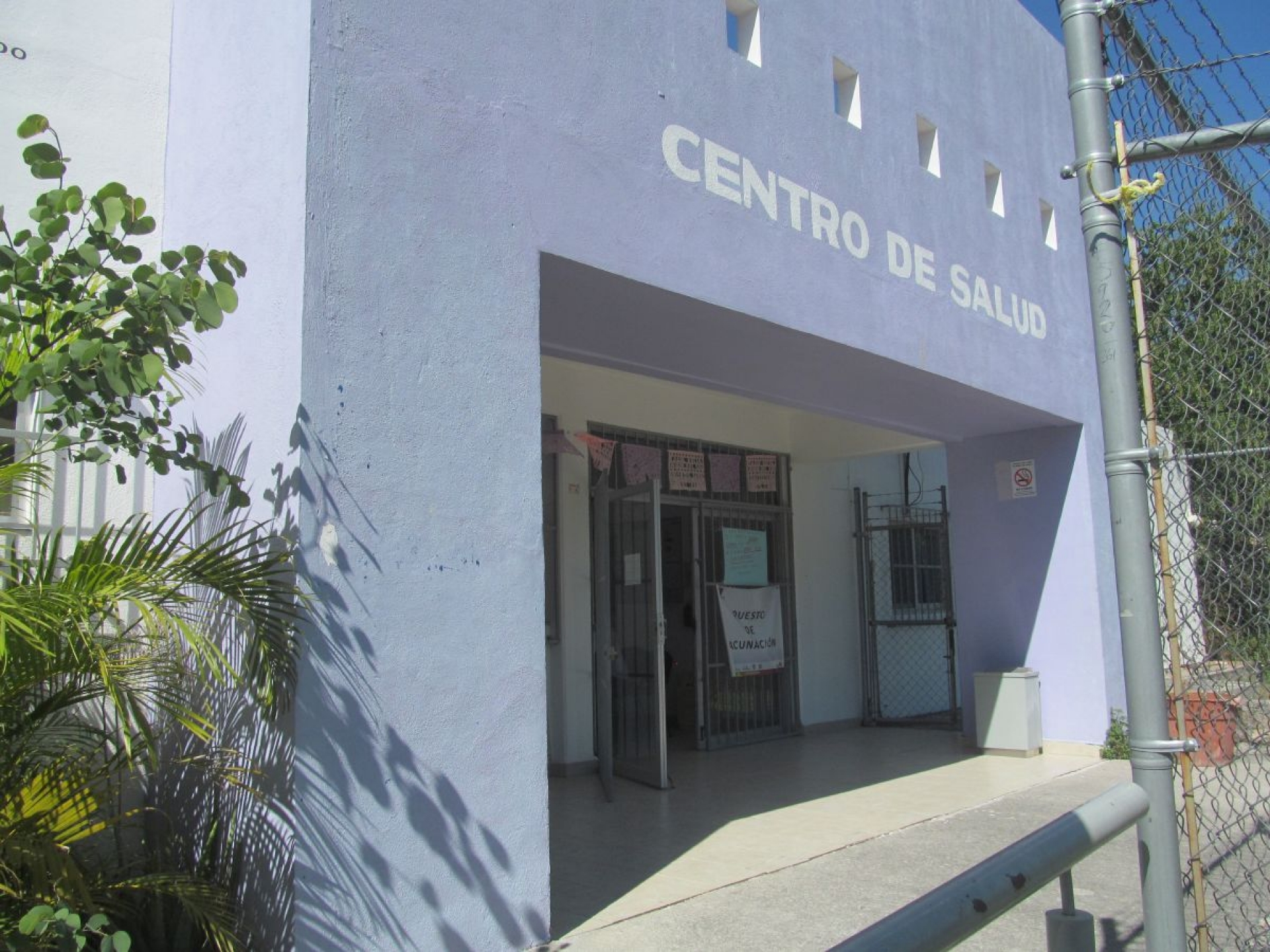 Pasantes suspenden atención médica en centros de salud