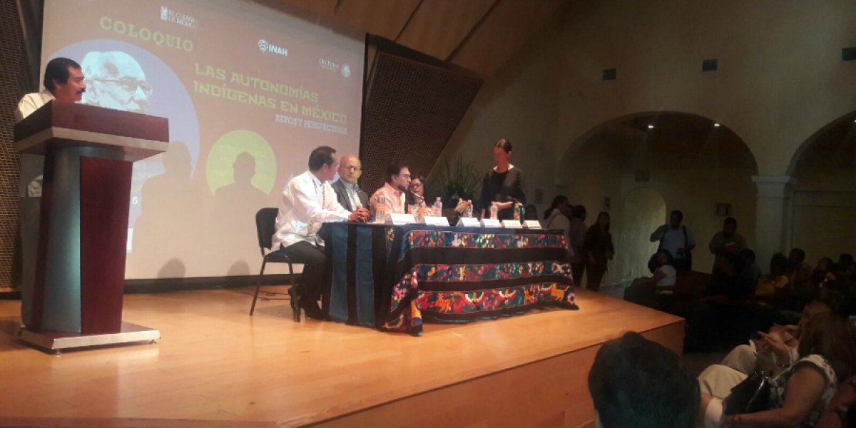 Realizan coloquio sobre autonomía de los pueblos indígenas