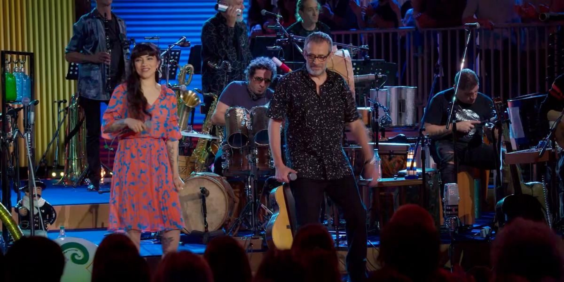 Con éxito, Los Auténticos Decadentes y Mon Laferte promocionan “Amor”