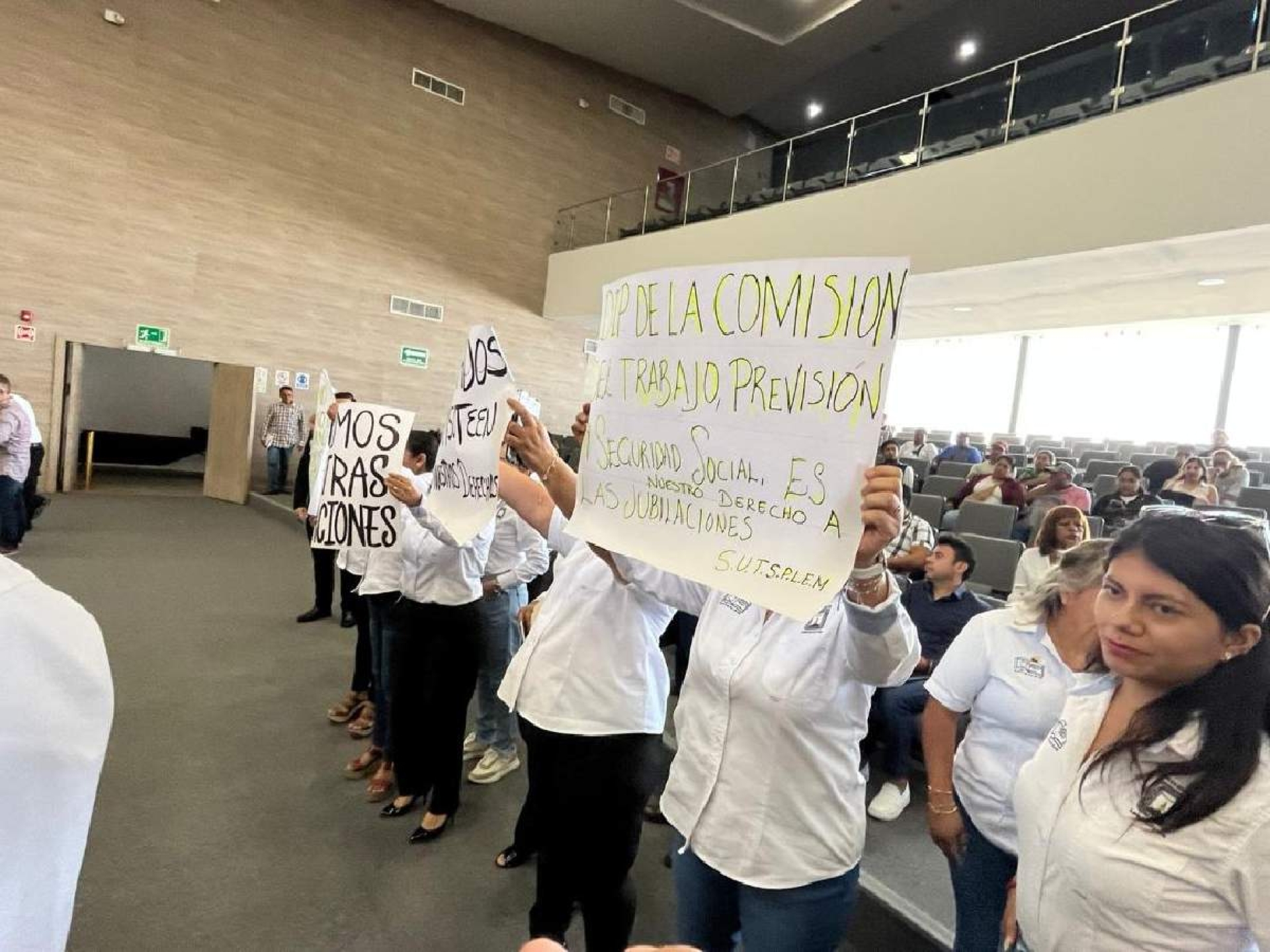 Sindicalizados protestan por negligencia de diputados