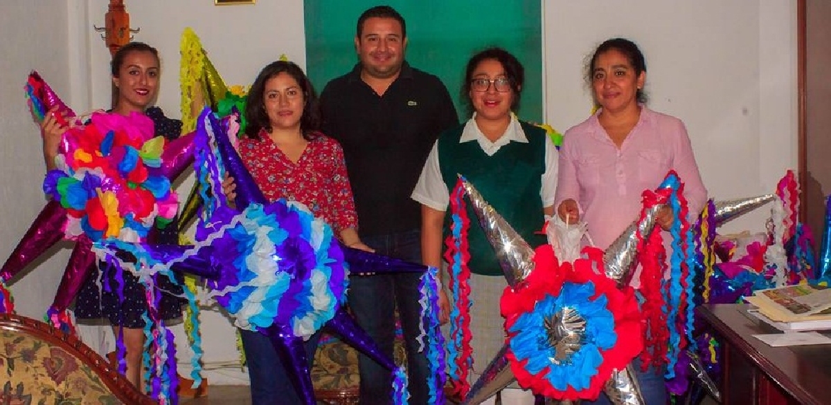 Edgar Muñoz Sanabria entregó diferentes apoyos en colonias y escuelas de Axochiapan