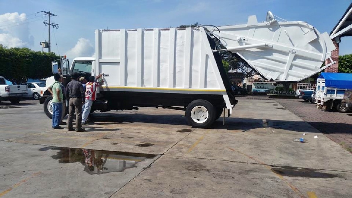 Entrega  alcaldesa de Temoac  un camión compactador de basura