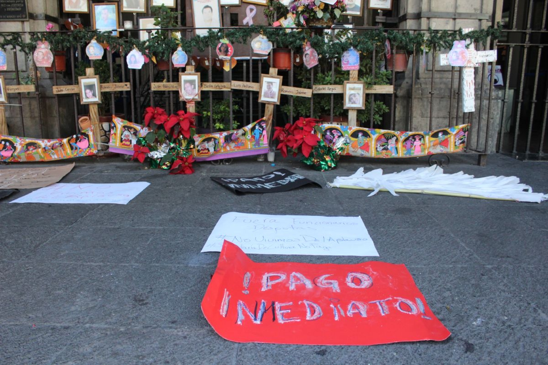 Trabajadores de Cultura protestan porque no les pagan