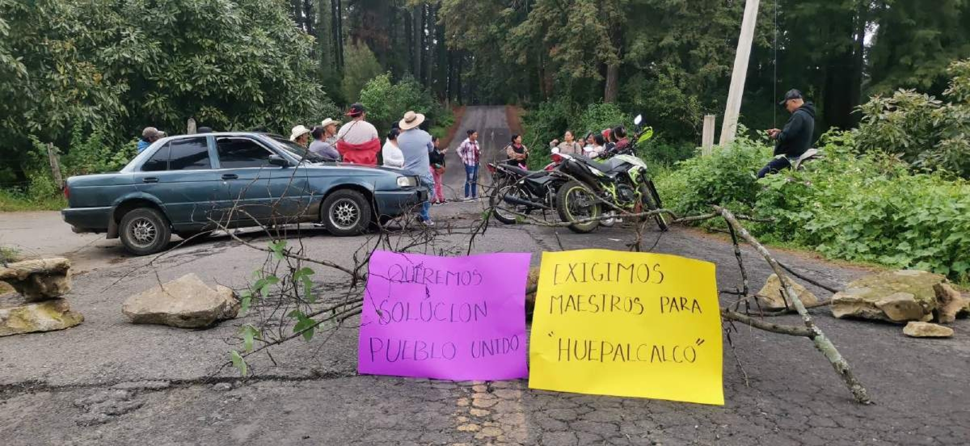 Retienen a maestros y bloquean carretera en Huepalcalco