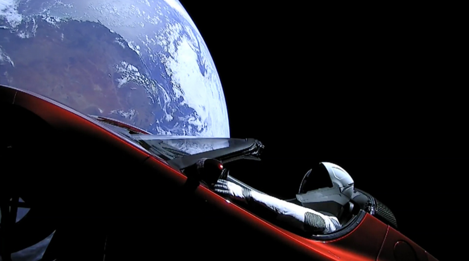 Mira en VIDEO al Tesla de Elon Musk darle la vuelta al mundo desde el espacio
