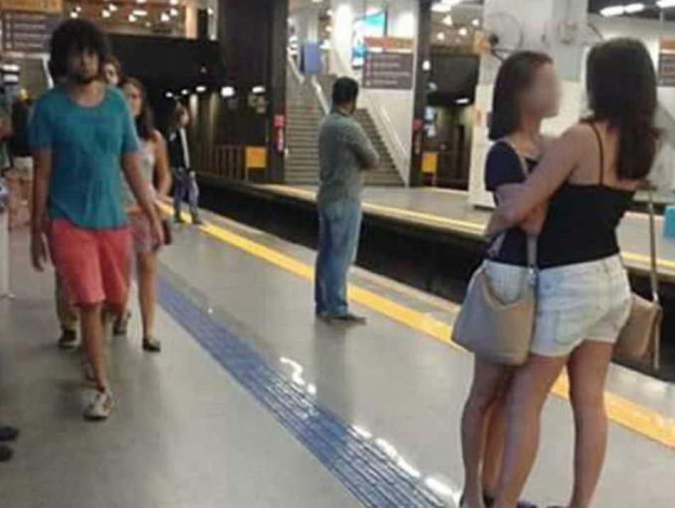Dos chicas se abrazan en el metro y la foto se vuelve viral (no apta para mentes cerradas)