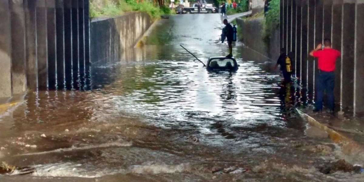 Fallece una mujer en Xochitepec; quedó atrapada en el interior de un taxi