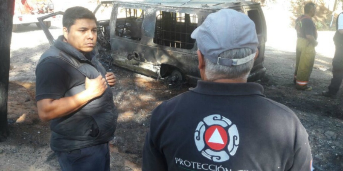 Camioneta se incendia en el ejido La Carpa, en Cuernavaca