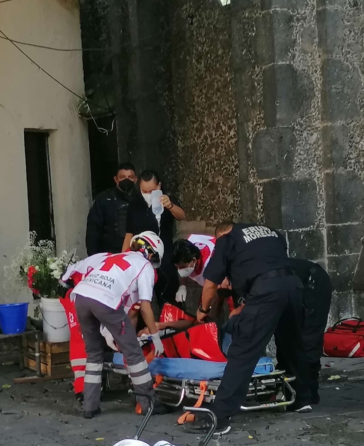Convulsionó afuera de una iglesia