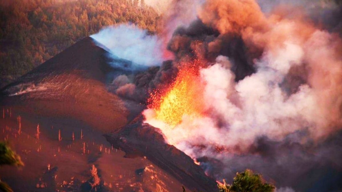 Efectos de la lava del "Volcán Cumbre Vieja": La isla crece y cambia color del océano