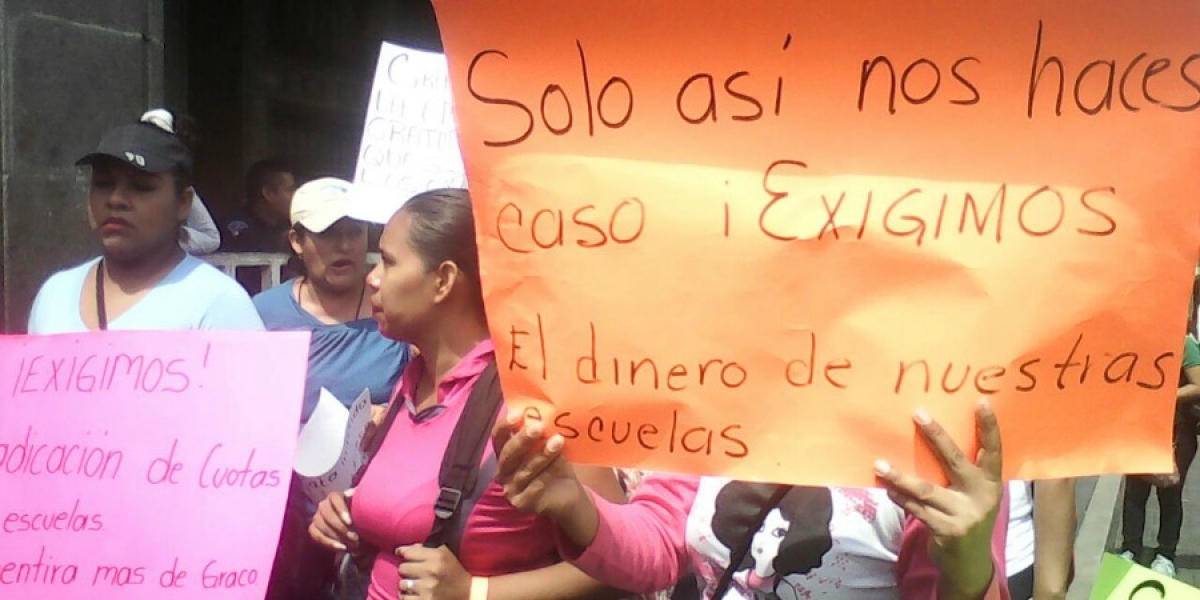 Protestan padres de familia y exigen recursos para erradicar cuotas escolares en planteles educativos
