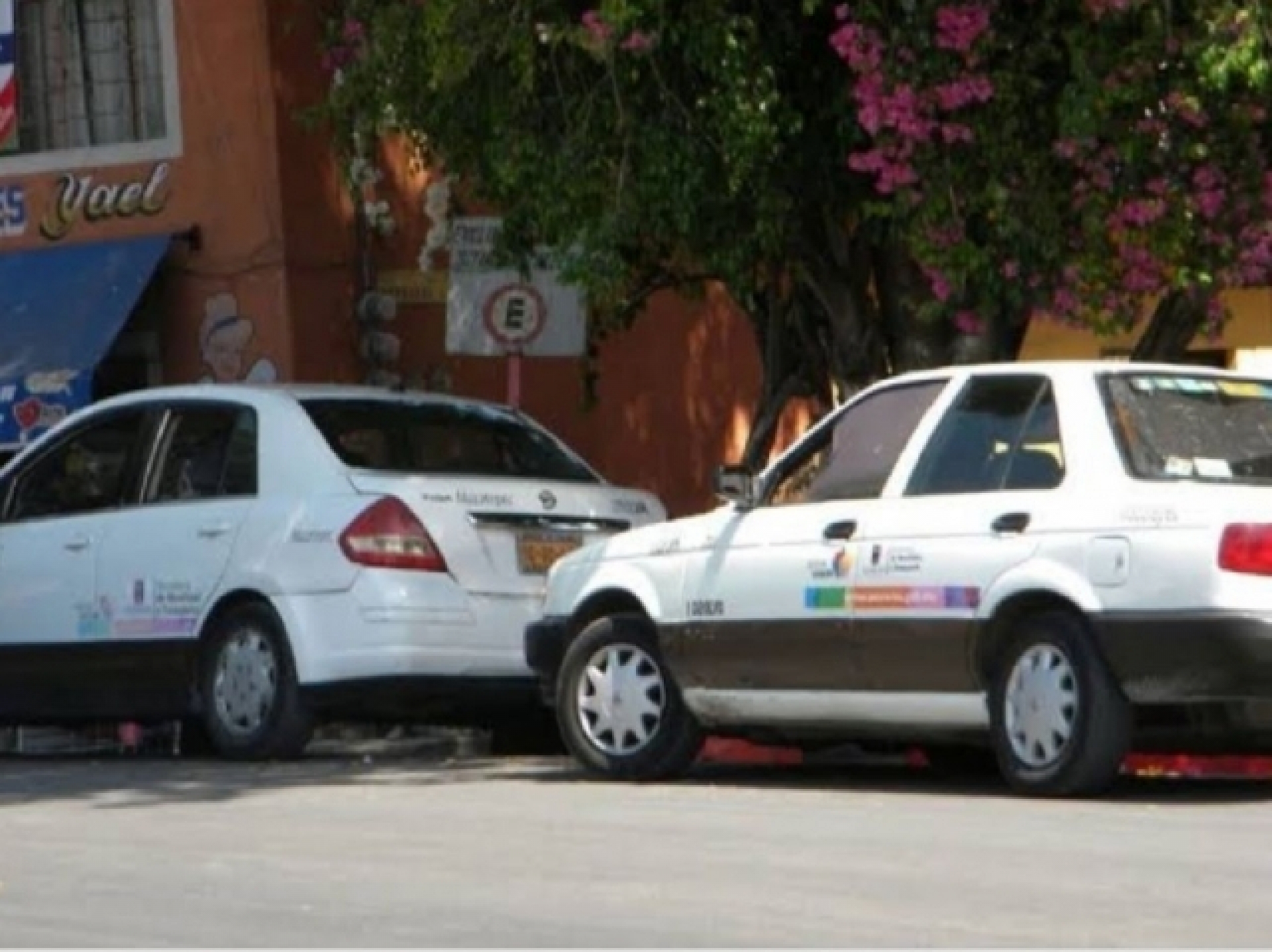 Taxistas lamentan regreso al semáforo rojo