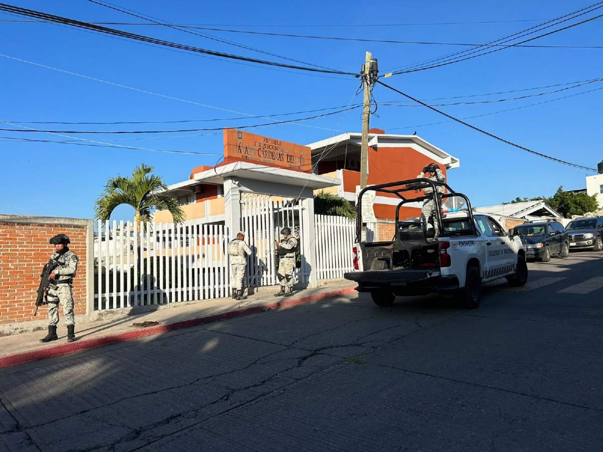 Abandonan partes de un animal afuera de telesecundaria
