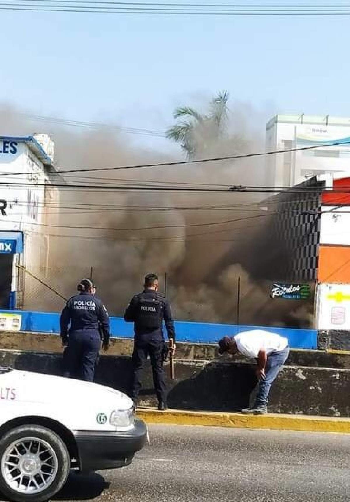 Se registra incendio debajo de un puente, en Civac