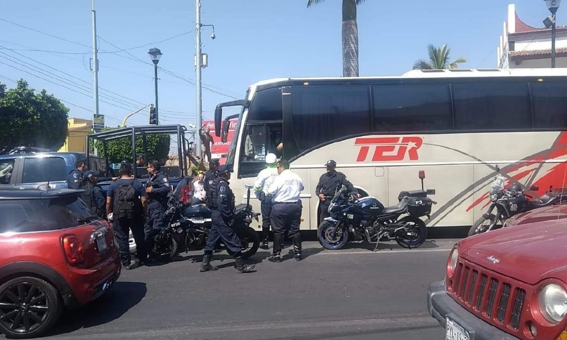 Normalistas de Cuautla intentan secuestrar autobuses