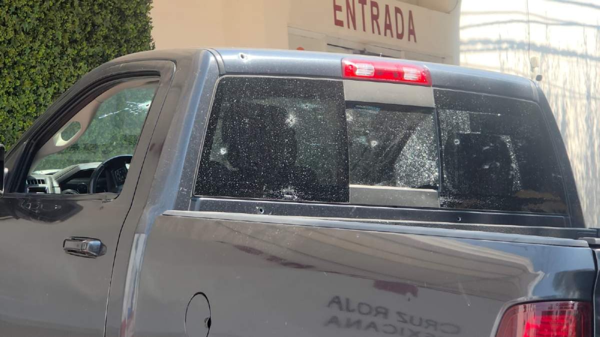 Agreden a tres hombres en la avenida Río Mayo
