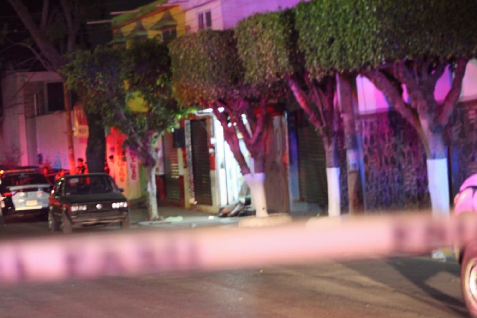 Lo asesinaron mientras platicaba con sus amigos