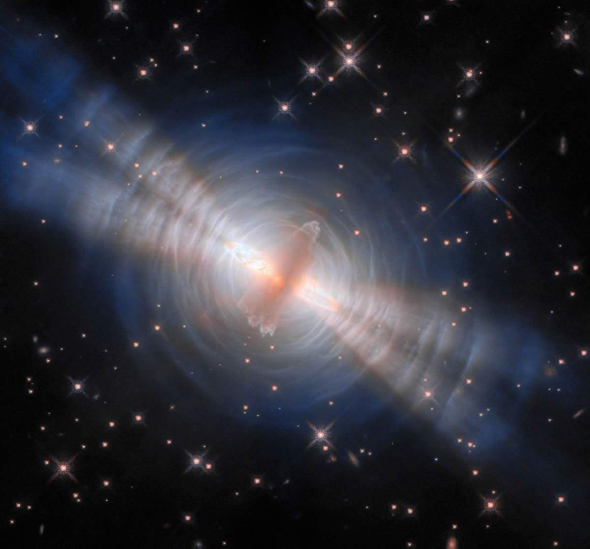 El Hubble revela espectáculo de luz en últimos instantes de una estrella moribunda