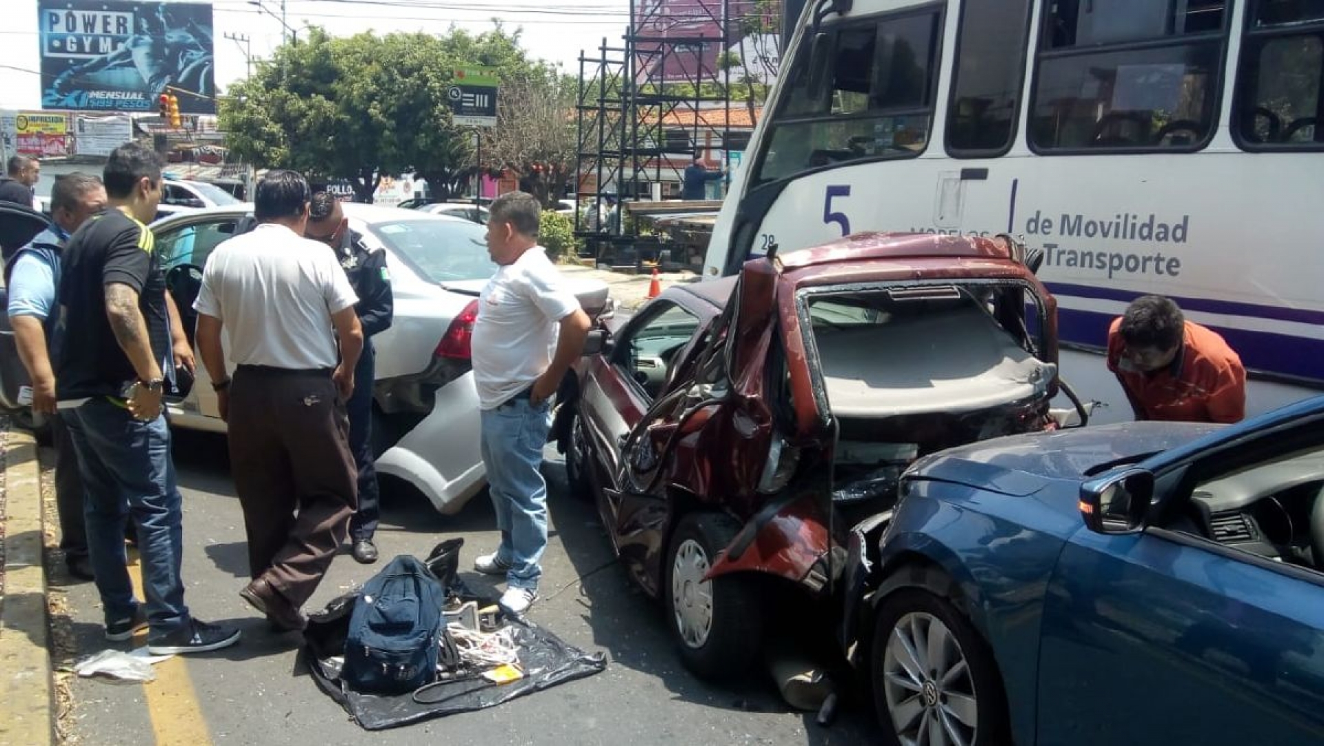 Auto sin frenos provoca carambola en Lomas de la Selva