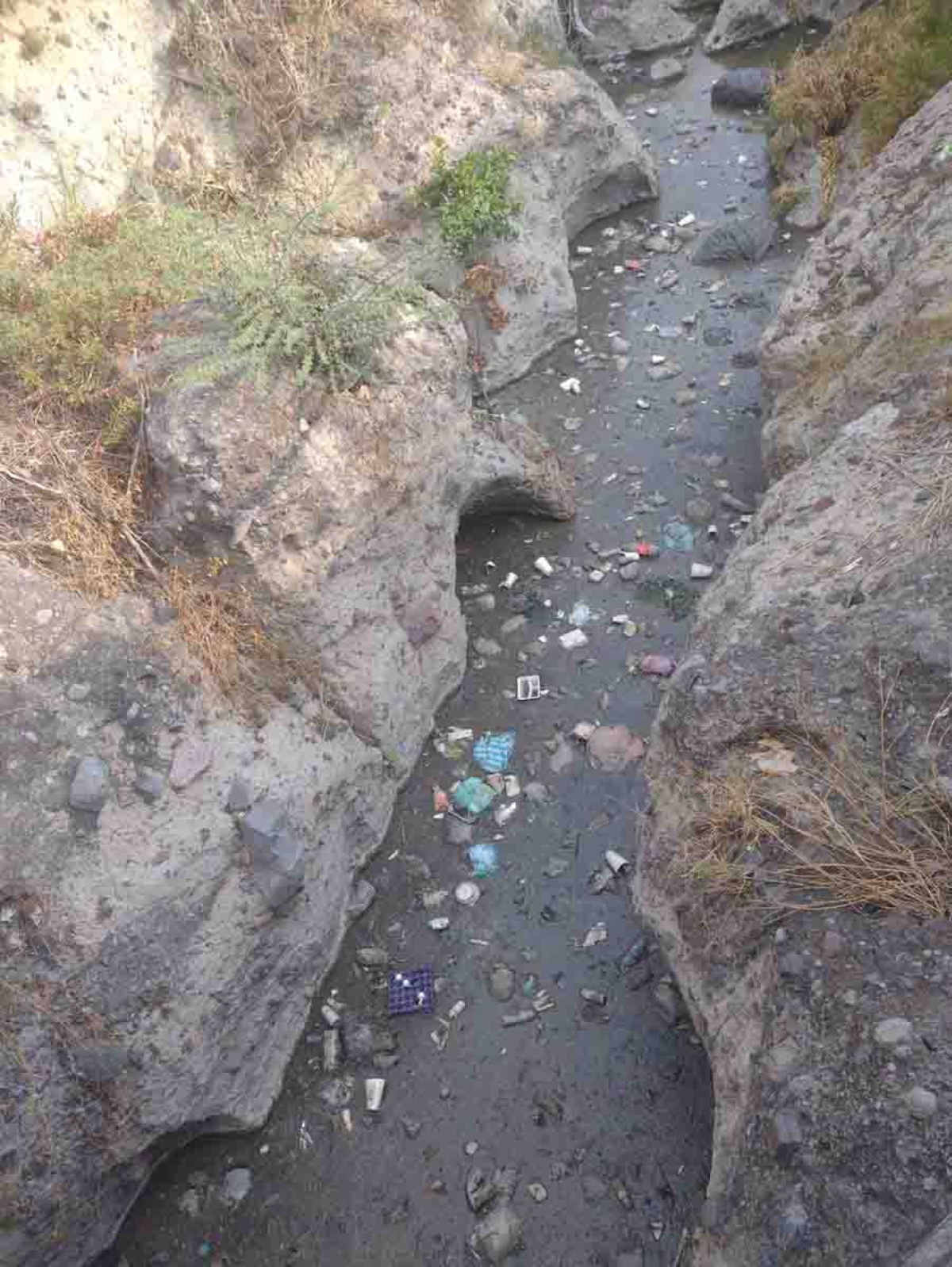 Piden limpiar el cauce de una barranca