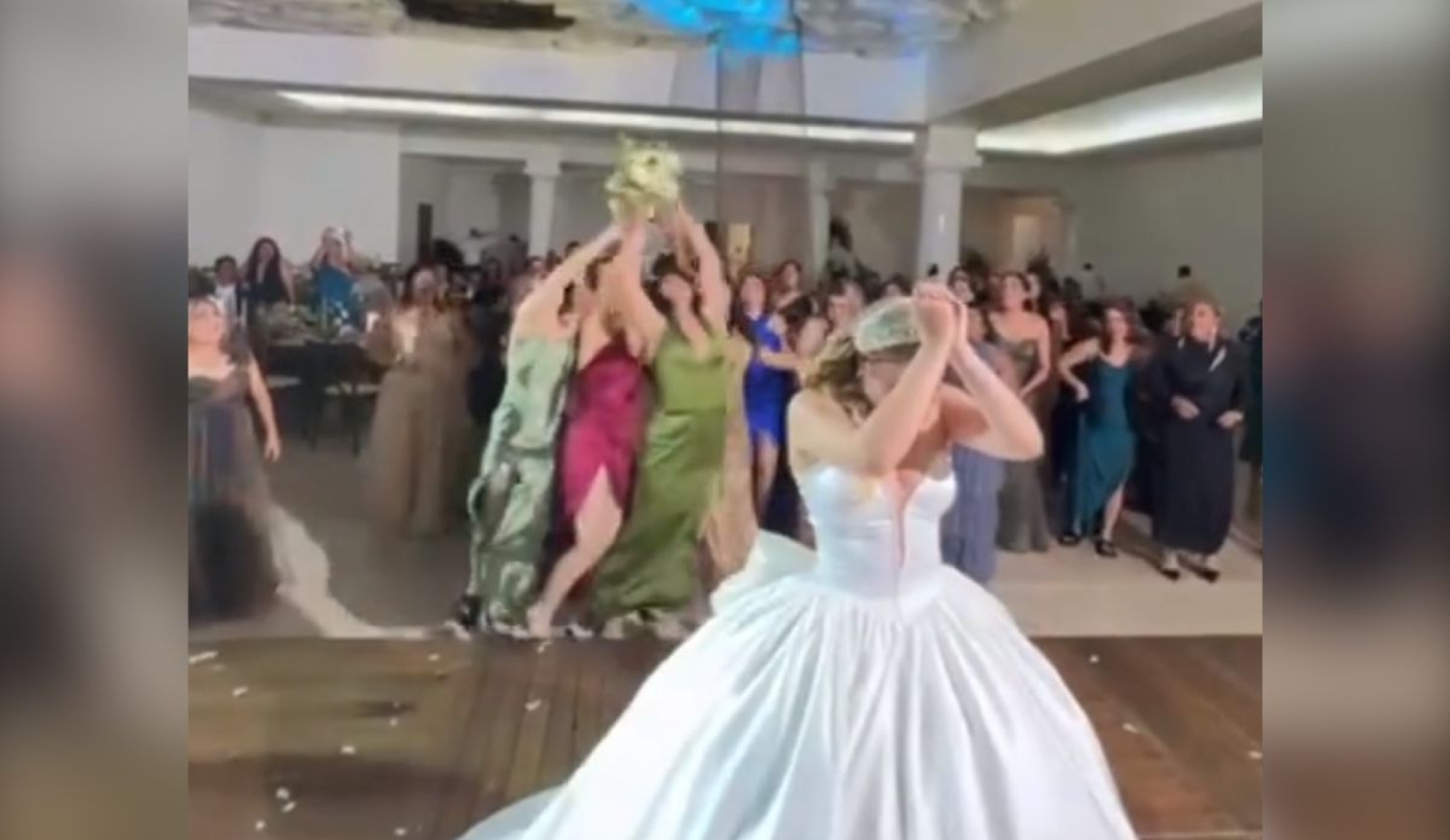 Caos por ramo de novia en Coatepec deja video viral en TikTok