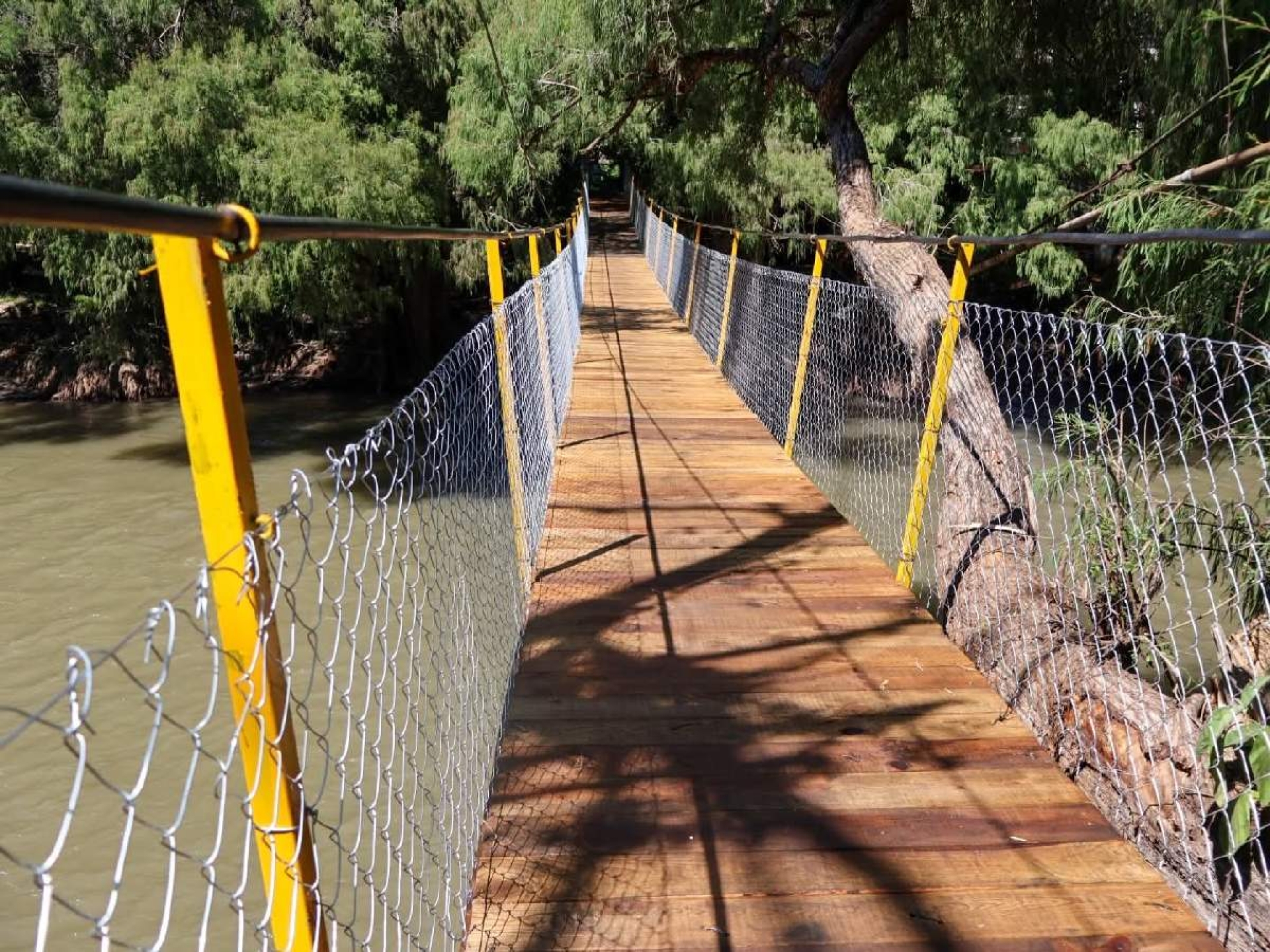 Rehabilitan puente colgante en Amacuzac