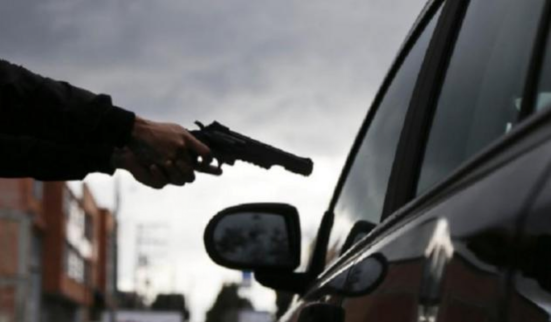 Individuos armados lo despojaron de su auto