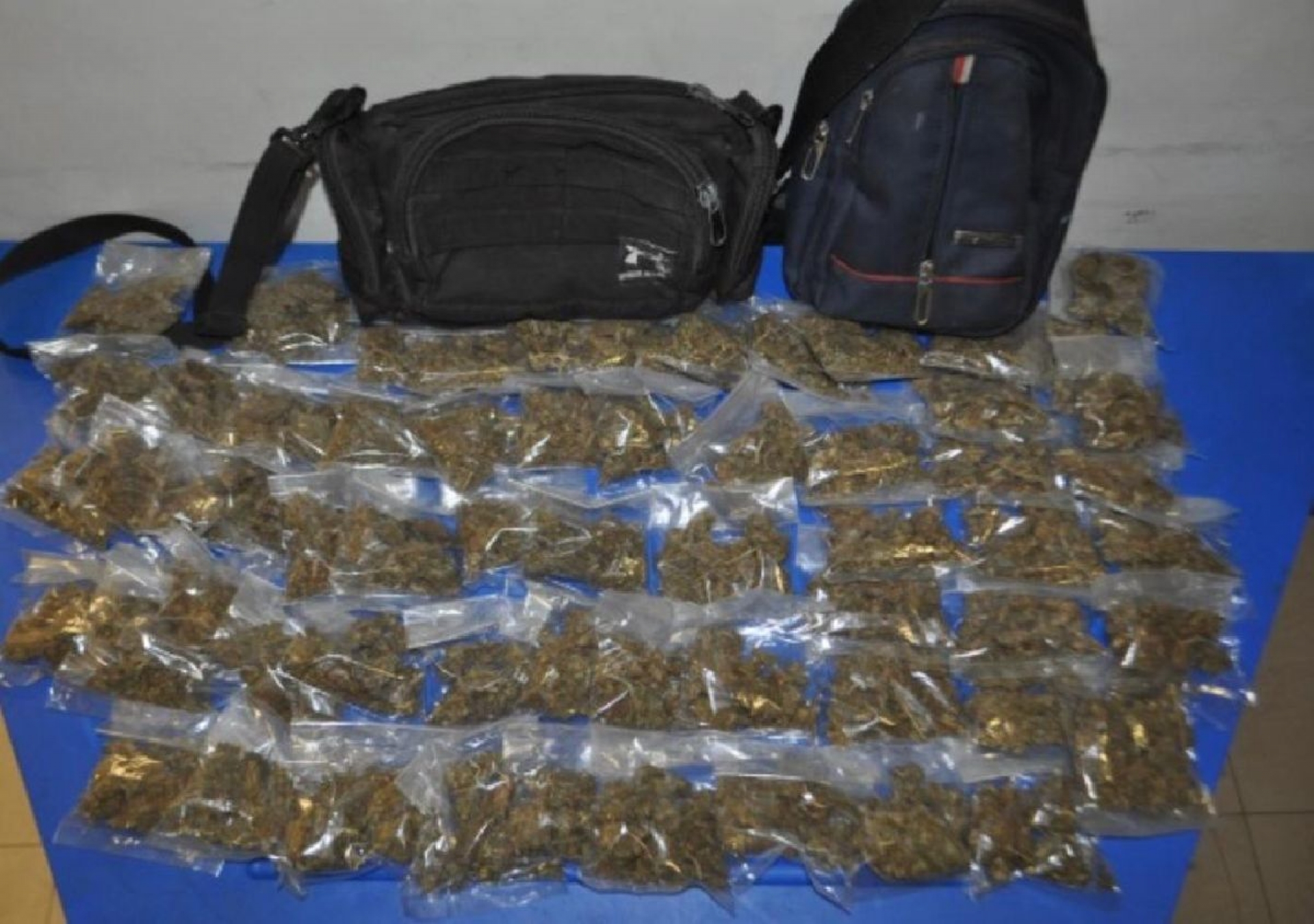 Les hallaron 59 bolsas que tenían marihuana