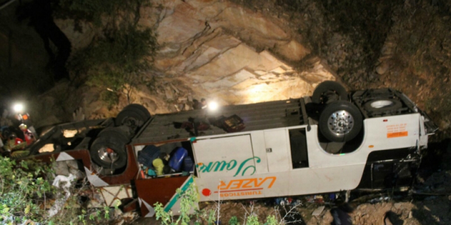 Vuelca un autobús de pasajeros en los límites de Morelos con Guerrero; cayó a un barranco
