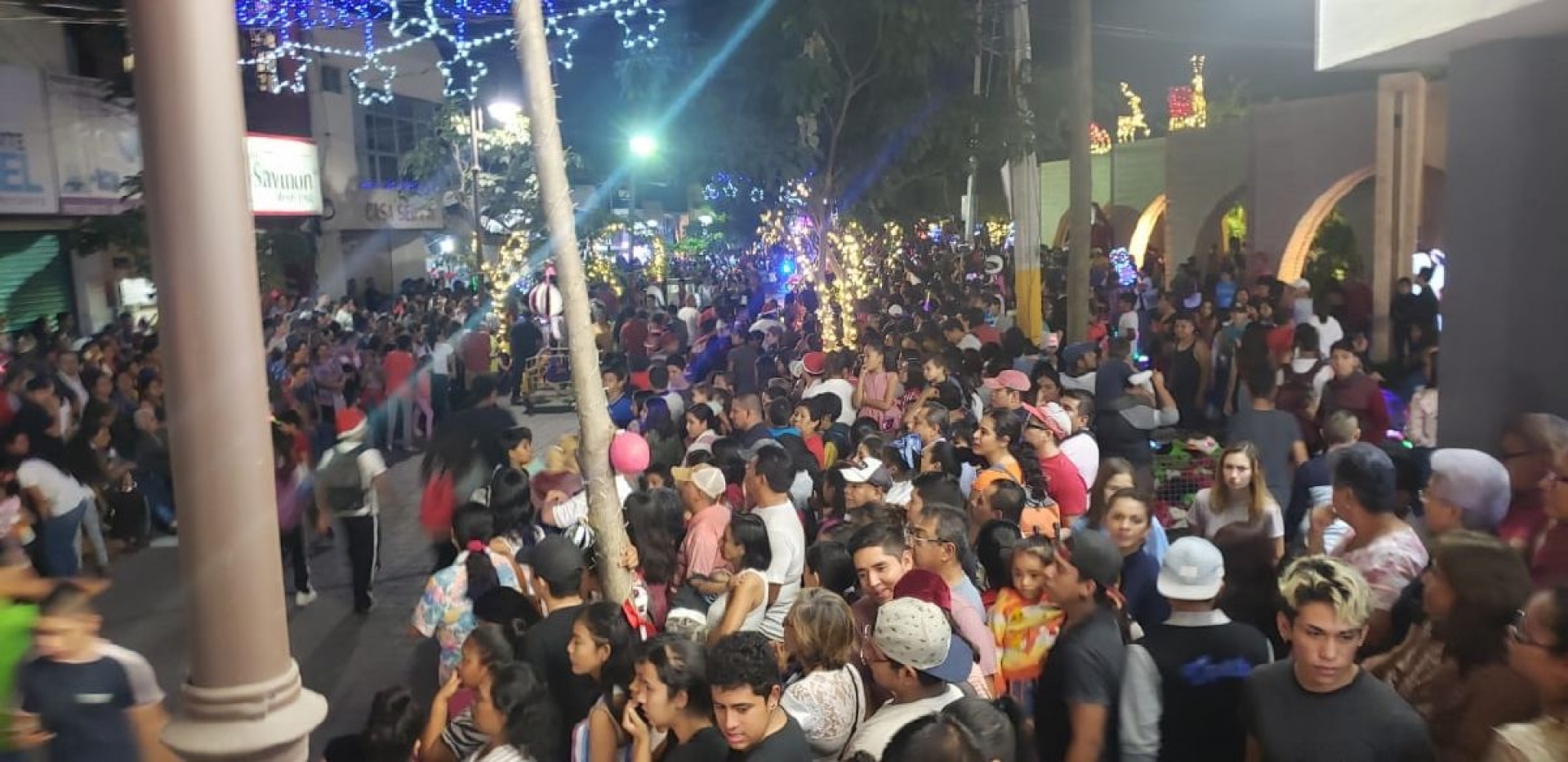 Participan miles de personas en caravana navideña en Jojutla