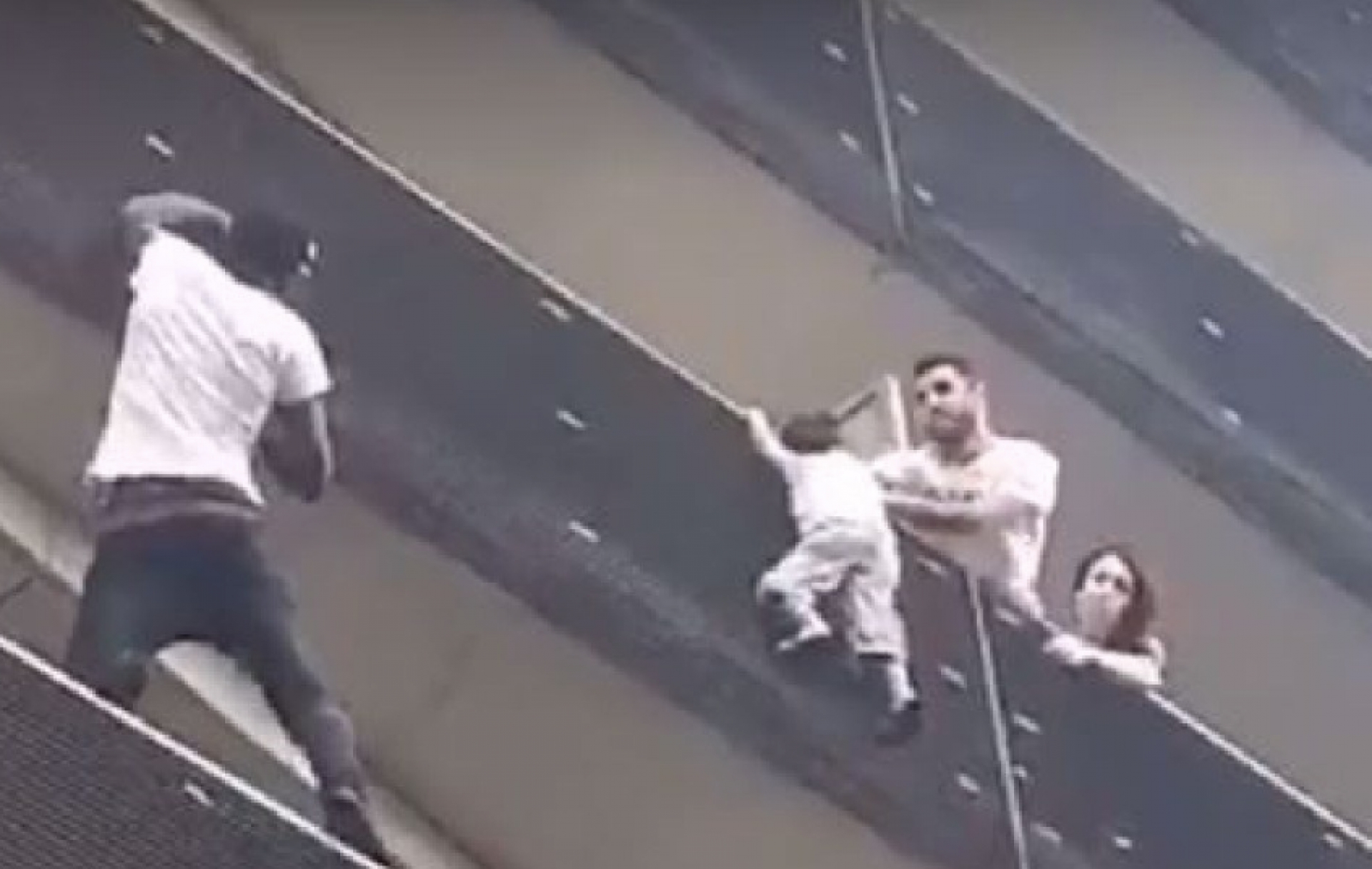 ‘Spiderman’ africano escala un edificio para salvar la vida de un menor (VIDEO)
