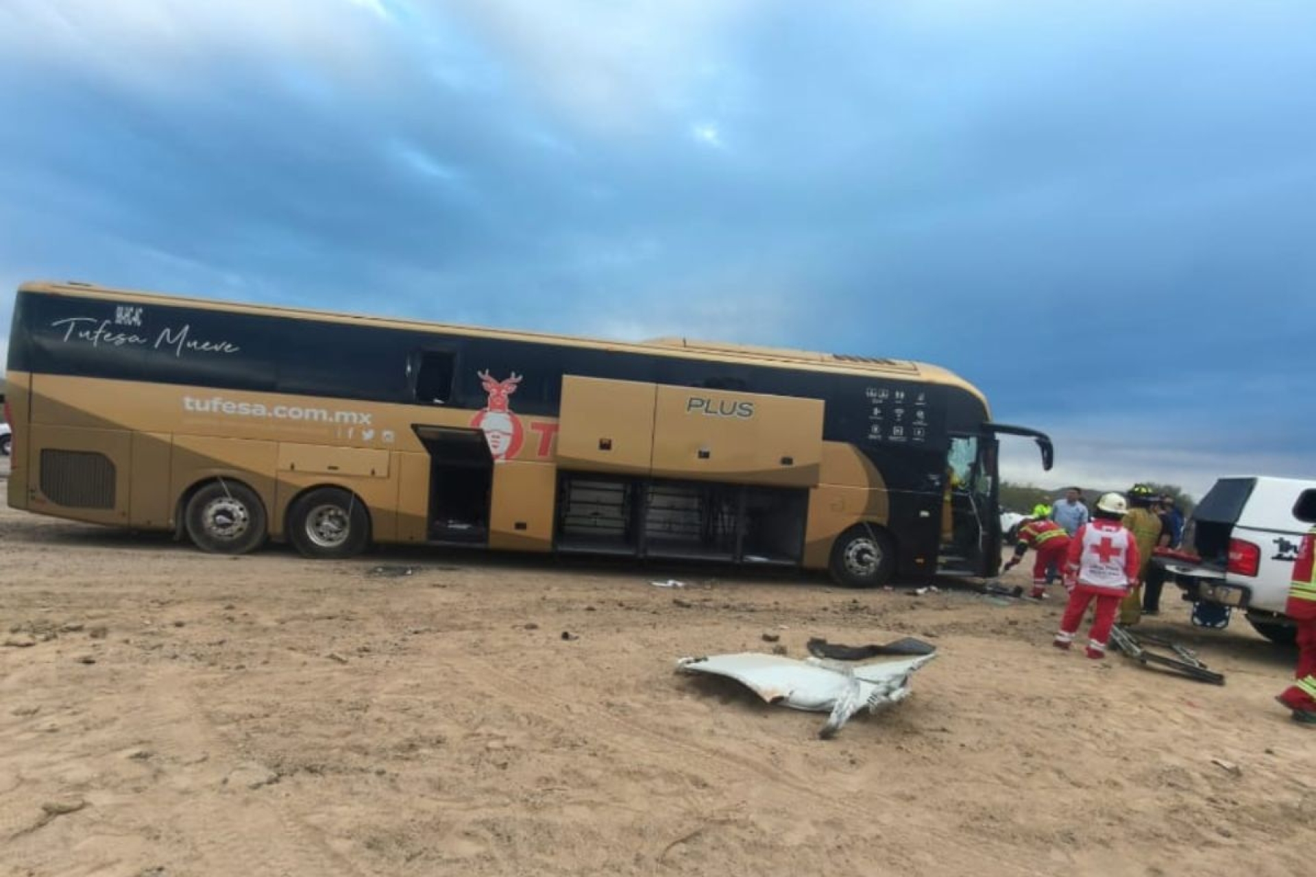 Choque entre autobús y tractocamión deja cinco muertos y 25 heridos en Sonora