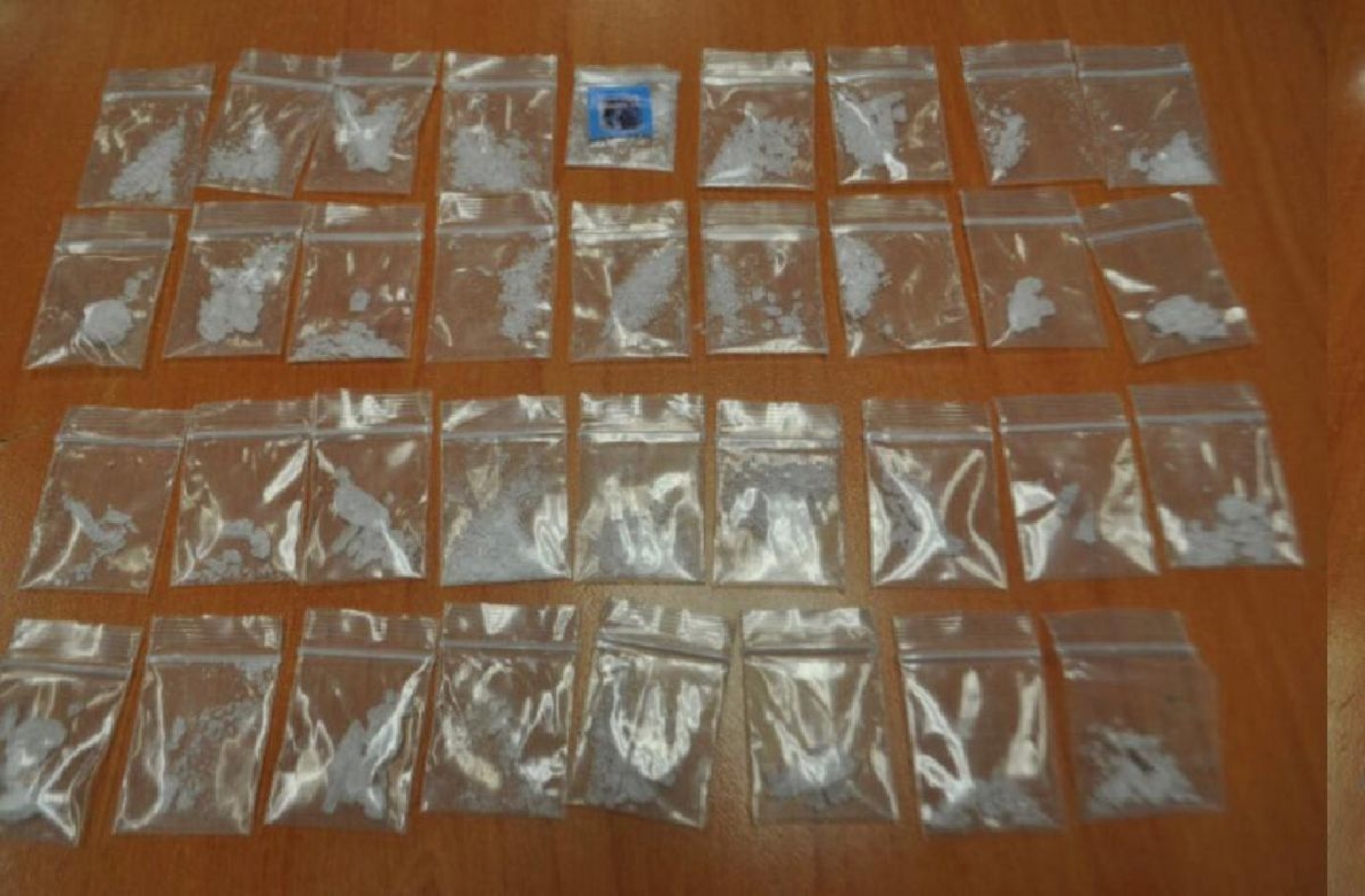 Les encontraron 75 dosis de cocaína y de “cristal”