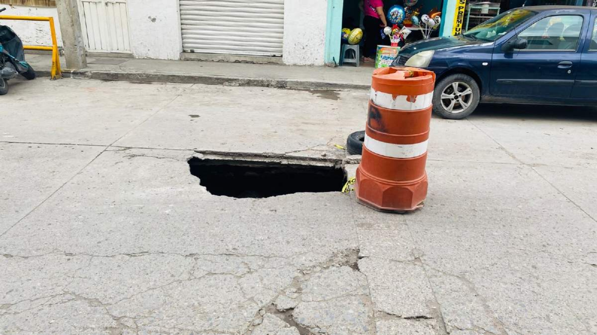 Se forma socavón en céntrica calle de Jojutla