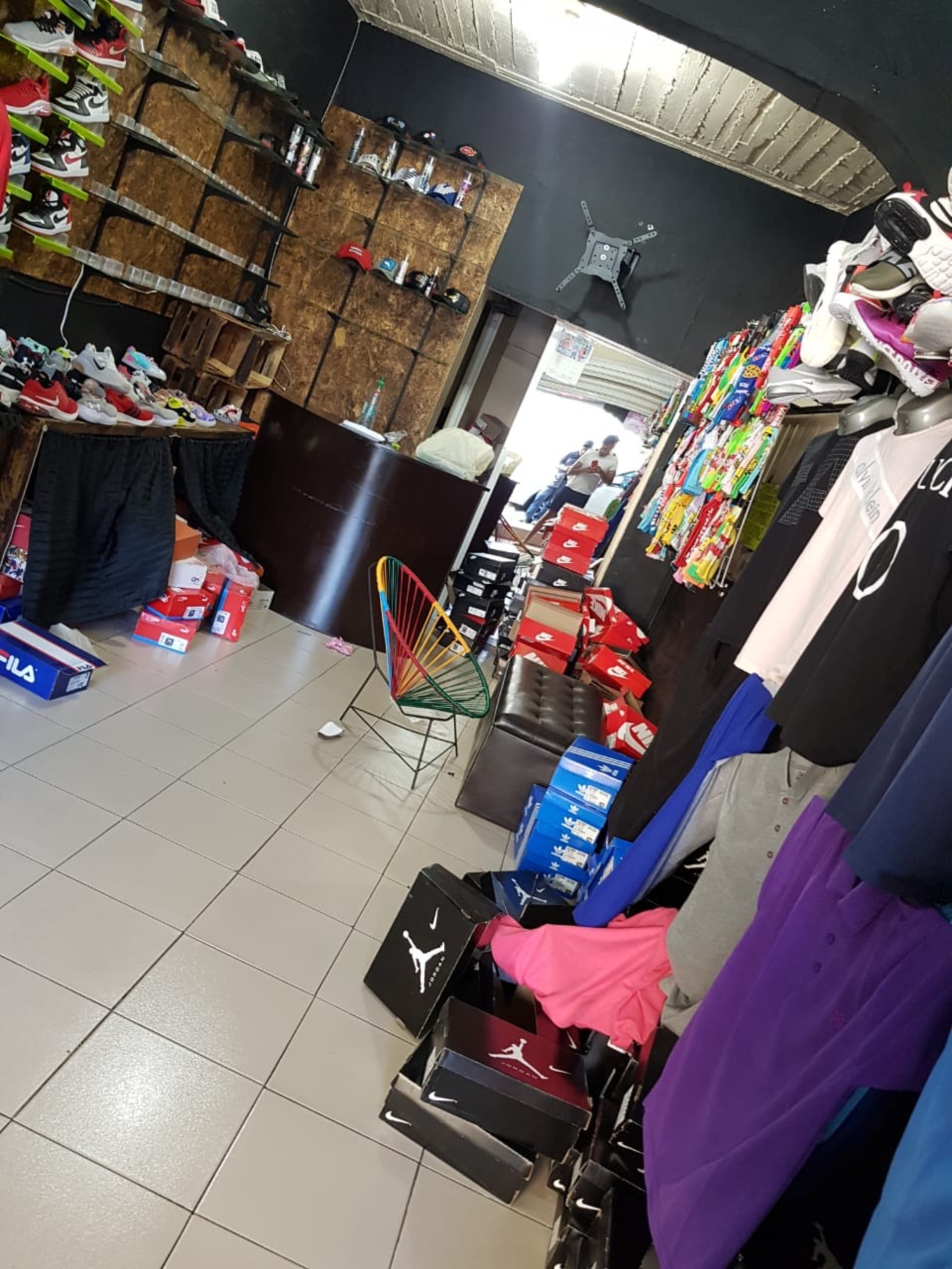 FOTOS: Roban botín superior a 170 mil pesos en tienda deportiva  en Jojutla
