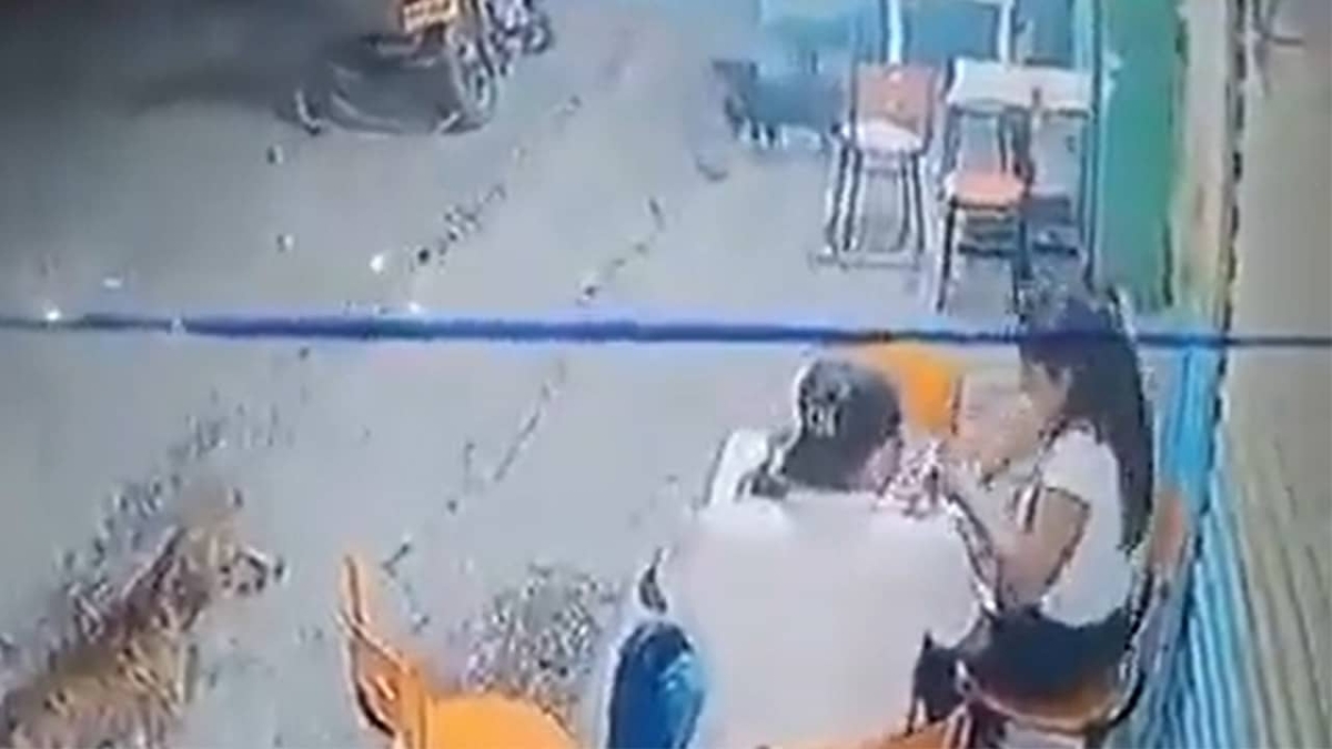 Mujer se defiende y golpea a su novio con una silla