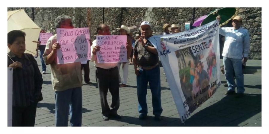 Se manifiestan trabajadores de Jiutepec en Cuernavaca