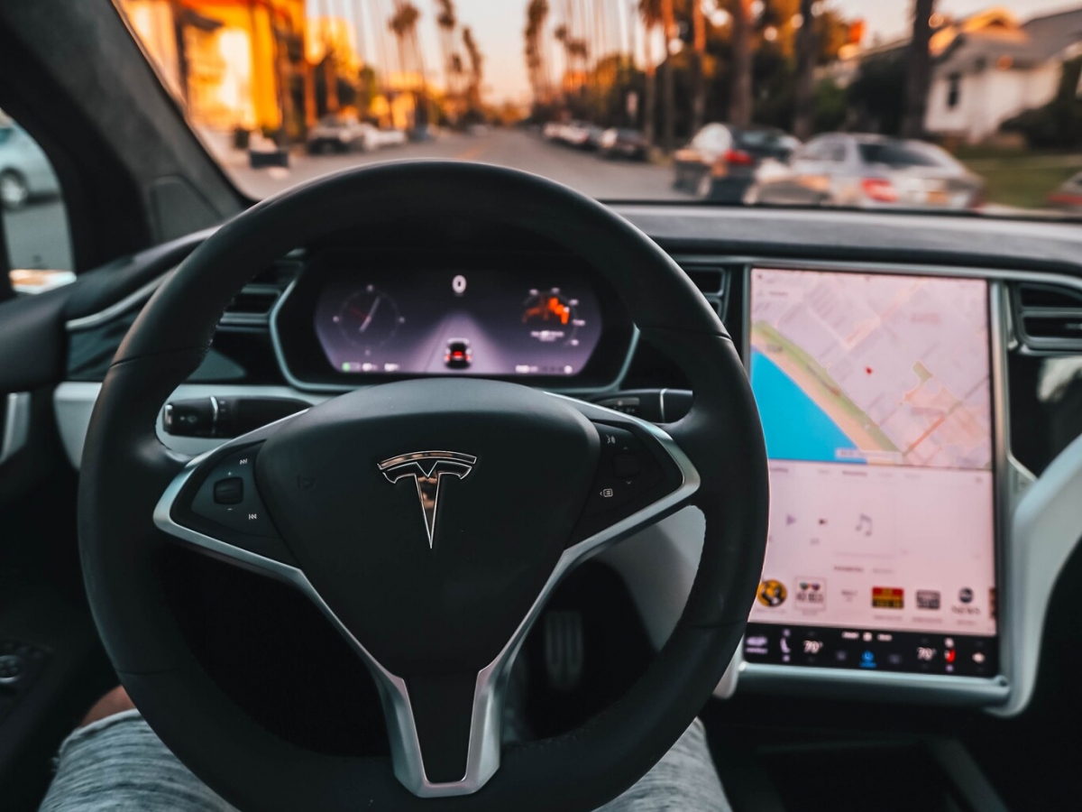 Tesla lanza suscripción para la conducción autónoma total: 199 dólares al mes para que los Tesla "manejen por si solos"