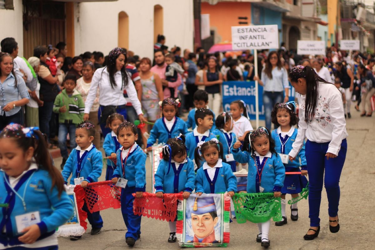 Desfilan escuelas de Yecapixtla en conmemoración de los Niños Héroes