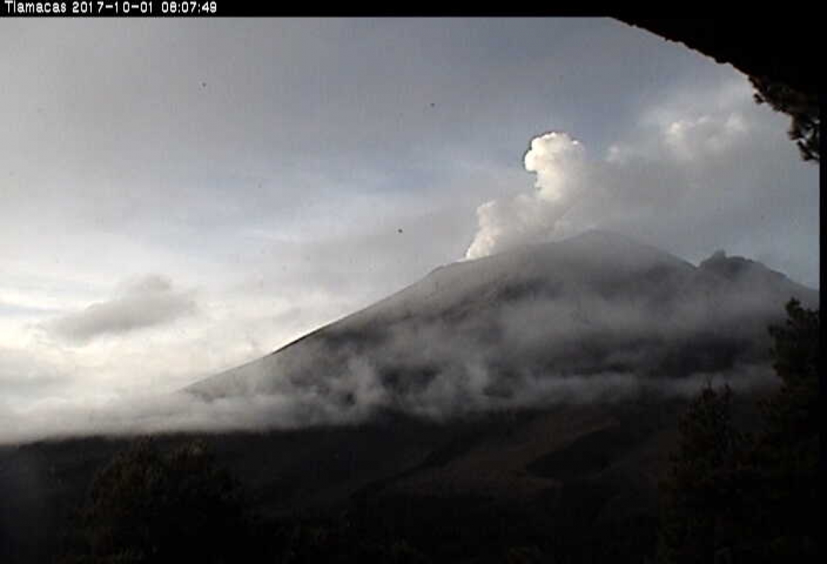 Lanza fumarola de 2 kilómetros de altura el Popocatépetl