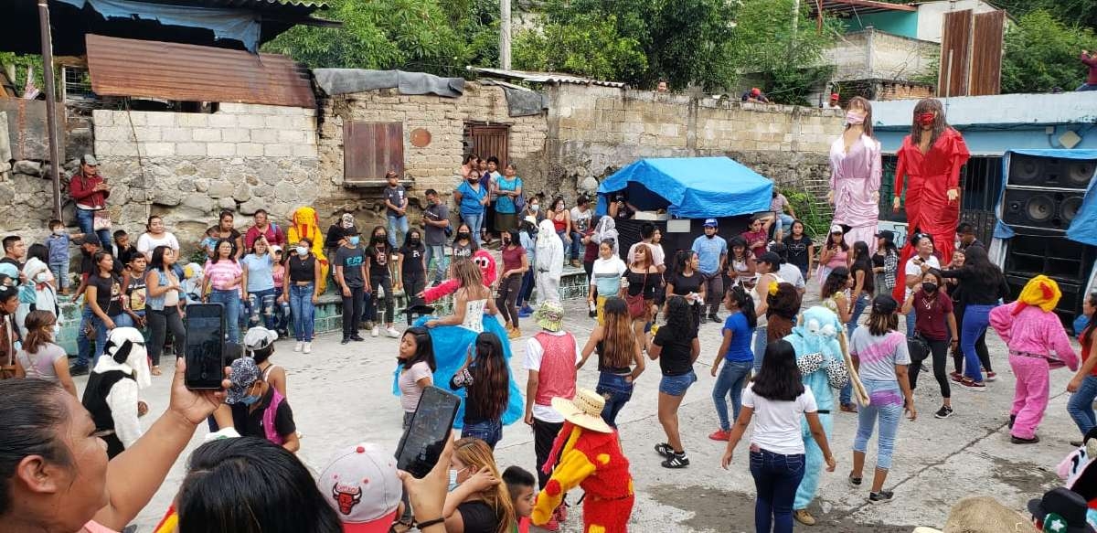Pese a semáforo naranja, realizan mojiganga en Coatetelco
